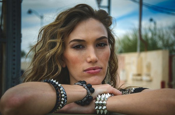 Transformez votre style : astuces pour élever un chemisier à motifs tout en légèreté