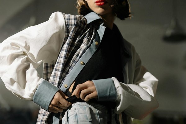 Exercices de gymnastique faciale pour des lèvres plus pulpeuses